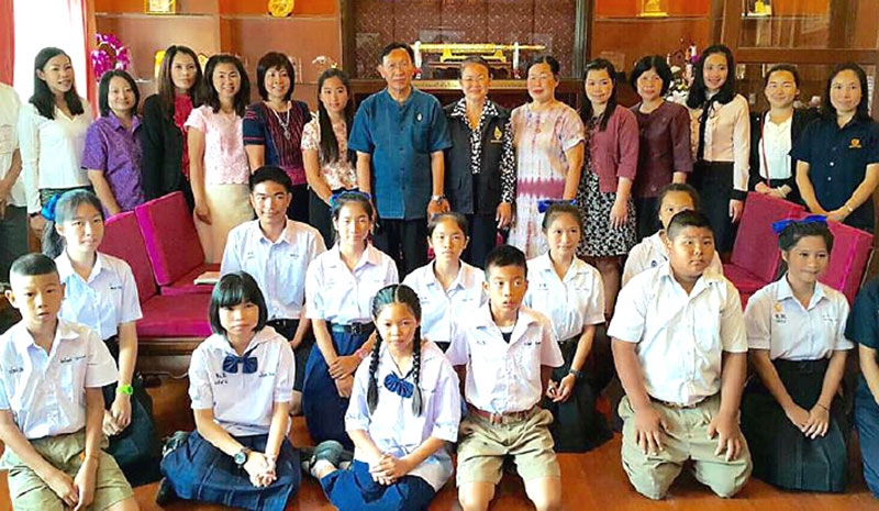 อนาคตของชาติ : วีระชัย ภู่เพียงใจ ผู้ว่าราชการจังหวัดลำพูน และ พรทิพย์ ภู่เพียงใจ ประธานแม่บ้านมหาดไทยจังหวัดลำพูนให้โอวาทแก่นักเรียนทุนมูลนิธิร่วมจิตต์น้อมเกล้าฯ เพื่อเยาวชนในพระบรมราชินูปถัมภ์ จำนวน 14 คน เพื่อให้ตั้งใจศึกษาและเติบโตเป็นคนดีของสังคม ณ ศาลากลางจังหวัดลำพูน