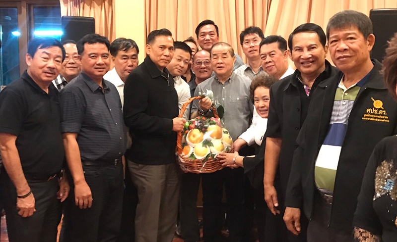 สวัสดีปีใหม่ : สมชาย จงพิพิธพร ประธานชมรมสุขสวัสดิ์ 14 และ ประธานกรรมการ บริษัท 14 มอเตอร์กรุ๊ป จำกัด 
ตัวแทนจำหน่ายรถยนต์ MAZDA, SUBARU, MG และ SUZUKI พร้อมคณะกรรมการและสมาชิกชมรมสุขสวัสดิ์ 14 
ร่วมกันมอบกระเช้าสุขภาพให้แก่ พล.ต.อ.เฉลิมเกียรติ ศรีวรขาน รองผู้บัญชาการตำรวจแห่งชาติ พร้อมกับหารือเกี่ยวกับกิจกรรมที่สร้างสรรค์ให้เป็นประโยชน์แก่สังคมส่วนรวมในพื้นที่ ณ ภัตตาคารครัวเจ๊ง้อ ถนนพระราม 2