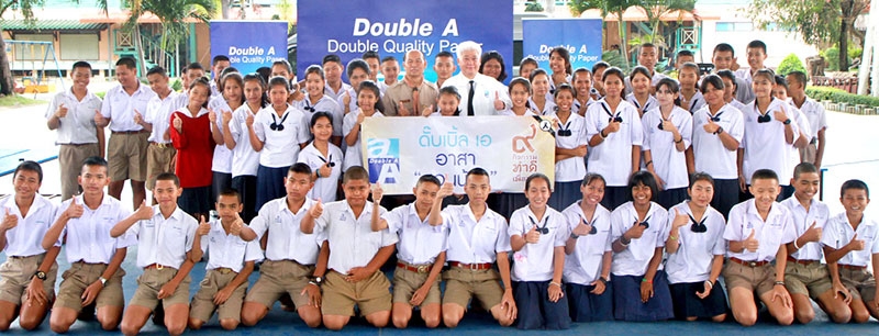 ถวายเป็นพระราชกุศล : ชาญวิทย์ จารุสมบัติ รอง กก.ผจก.ใหญ่ ดั๊บเบิ้ล เอ นำพนักงานร่วมกิจกรรม “อาสาพัฒนาห้องสมุด” พร้อมมอบหนังสือเสริมความรู้และชั้นหนังสือให้แก่ วิฑูรย์ พรมมิ ผอ.โรงเรียนบางวัว จ.ฉะเชิงเทรา และมอบให้โรงเรียนต่างๆ ในจังหวัดฉะเชิงเทรา และจังหวัดชลบุรี รวม 5 แห่ง ซึ่งเป็น 1 ในโครงการ 9 กิจกรรมทำดีเพื่อพ่อ ที่ร่วมทำกิจกรรมสาธารณประโยชน์ให้กับชุมชนและสังคม