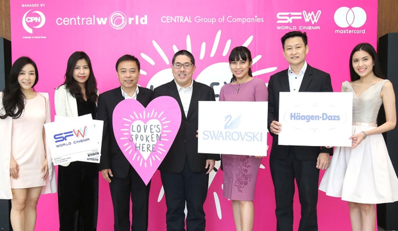 บอกรัก : อิศเรศ จิราธิวัฒน์ ผอ.ศูนย์การค้าเซ็นทรัลเวิลด์ ร่วมกับพันธมิตร บมจ.เอส เอฟ คอร์ปอเรชั่น, มาสเตอร์การ์ด, สวารอฟสกี้ และ ไอศกรีมฮาเก้น-ดาส จัดแคมเปญ “LOVE’S SPOKEN HERE @CENTRALWORLD” มอบสิทธิพิเศษสำหรับลูกค้าช่วงเทศกาลวาเลนไทน์ ถึง 14 ก.พ. 2560 ที่ศูนย์การค้าเซ็นทรัลเวิลด์