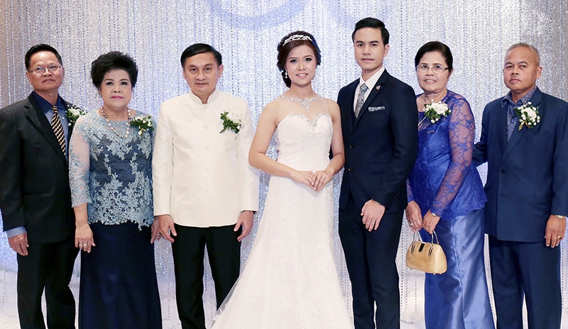 คู่วิวาห์..รักษาสัตว์ : ธนศักดิ์ วัฒนฐานะ ผู้ว่าการการประปานครหลวง เป็นประธานพิธีฉลองมงคลสมรส ระหว่าง สัตวแพทย์หญิง อิษฎี ปานบุญ บุตรี วีระพงษ์–วิภา ปานบุญ กับ นายสัตวแพทย์ จักรกฤษณ์ คำทวี บุตร จักราวุธ–อำพันธุ์ คำทวี โดยมีแขกมาร่วมอวยพรอบอุ่น ที่โรงแรมมิราเคิล แกรนด์ คอนเวนชั่น