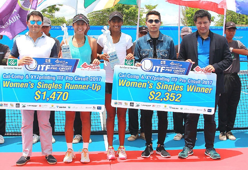 ธีรยุทธ ทับเหล็ก ผู้จัดการอาวุโส บริษัท เอ็กซ์วายแซดพริ้นติ้ง (ประเทศไทย) จำกัด มอบรางวัลให้ รูตูย่า โบซาลี่ นักเทนนิสจากอินเดียที่คว้าแชมป์ประเภทหญิงเดี่ยวในการแข่งขันเทนนิสอาชีพหญิง แคล-คอมพ์ แอนด์ เอ็กซ์วายซี ปริ้นติ้ง ไอทีเอฟ โปรเซอร์กิต 2017 W5 เมื่อเร็วๆ นี้