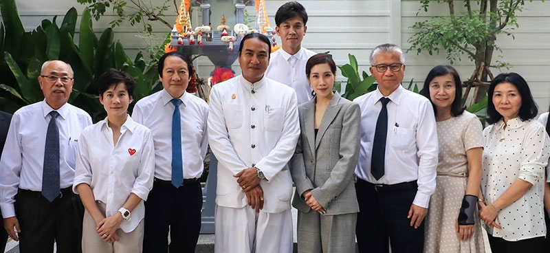 ฤกษ์ดี : พันธ์เลิศ ใบหยก ประธานกลุ่มใบหยก เป็นประธานพิธีตั้งศาลพระภูมิ โดยมี พราหมณ์ปกรณ์ วุฒิพราหมณ์ เป็นผู้ทำพิธี พร้อมด้วยคณะผู้บริหาร อาทิ ชัยพร มหาขันธ์, กิ่งทอง- ปริยะดา- ปิยะเลิศ- สะธี- จารุจิต ใบหยก และ สิน พงษ์หาญยุทธ อดีตนายกสมาคมสถาปนิกสยามฯ ร่วมพิธี ที่ โรงแรมแบงค็อก มิดทาวน์ โรงแรมแห่งใหม่ของกลุ่มใบหยก บนถนนพระราม 6
