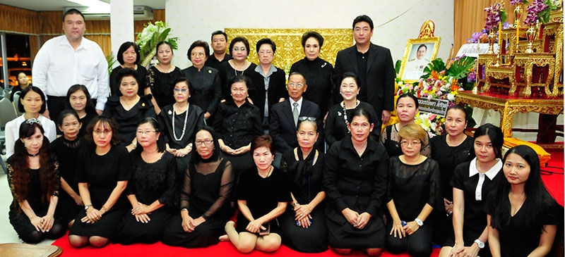 ร่วมไว้อาลัย : ผรณเดช พูนศิริวงศ์ กก.ผจก.หนังสือพิมพ์แนวหน้า เป็นเจ้าภาพในพิธีสวดพระอภิธรรมศพ มงคล มาดล อดีตพาณิชย์จังหวัดนครพนม บิดา พัชรา มาดล (น้อง แนวหน้า) โดยมี คณะกรรมการมูลนิธิอาสาเพื่อนพึ่ง(ภาฯ) ยามยาก สภากาชาดไทย อาทิ ท่านผู้หญิงเพ็ญศรี วัชโรทัย,ศ.กิตติคุณ นพ.ดำรง เหรียญประยูร, สายสม วงศาสุลักษณ์, นงลักษณ์ พงศ์พิสุทธิ์, ผาณิต พูนศิริวงศ์ พร้อมด้วย กุณฑลา สันติประภพ, สุมนา อภินรเศรษฐ์, ธนาลัย ลิมปรัตนคีรี ร่วมงาน ณ วัดศิริพงษ์ธรรมนิมิต ถ.วัชรพล โดยมี พิธีพระราชทานเพลิงศพ ในวันพุธที่ 29 พ.ย. 2560 เวลา 15.00 น.