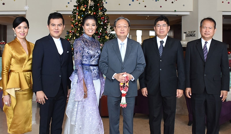 นวัตกรรมเวชสำอาง      สนธิรัตน์ สนธิจิรวงศ์ รมว.กระทรวงพาณิชย์ เปิดตัวผลิตภัณฑ์ดูแลผิวโดยใช้วัตถุดิบทางการเกษตรไทย ร่วมกันผลักดันและส่งเสริมสินค้าเกษตรของไทยและเกษตรอินทรีย์ ช่วยเพิ่มมูลค่าและสร้างรายได้เข้าประเทศ โดยมี วิชัย โภชนกิจ รองปลัดกระทรวงพาณิชย์ ต้อนรับ ที่ โรงแรมริชมอนด์ 
