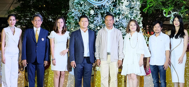 คริสต์มาสแดนอิสาน       วัฒนา พุฒิชาติ ผวจ.อุดรธานี และ ธนกร วีรชาติยานุกูล ปธ.จนท.บห.ศูนย์การค้ายูดีทาวน์ ร่วมเปิดไฟต้นคริสต์มาส ในงาน “UD TOWN White Christmas 2017” เพื่อเฉลิมฉลองเทศกาลแห่งความสุขส่งท้ายปี โดยมีแขกรับเชิญในวงการต่างๆร่วมงาน ที่ ศูนย์การค้ายูดีทาวน์ อุดรธานี