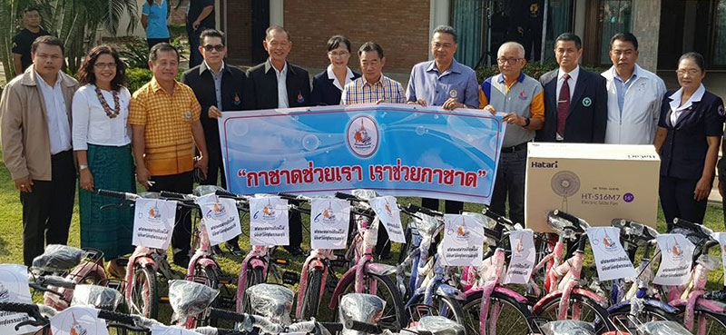 กาชาดสุพรรณบุรี      นิมิต วันไชยธนวงศ์ ผวจ.สุพรรณบุรี และ จุฬารัตน์ วันไชยธนวงศ์ นายกเหล่ากาชาดจังหวัดสุพรรณบุรี ร่วมกันรับมอบสิ่งของจากส่วนราชการ ข้าราชการ พ่อค้า ประชาชน และภาคเอกชน ที่ ศาลารวมใจ จวนผู้ว่าราชการจังหวัดสุพรรณบุรี เพื่อออกร้านธารากาชาด ในงานอนุสรณ์ดอนเจดีย์ จังหวัดสุพรรณบุรี ประจำปี 2561 ระหว่างวันที่ 18 ม.ค.- 1 ก.พ.2561 