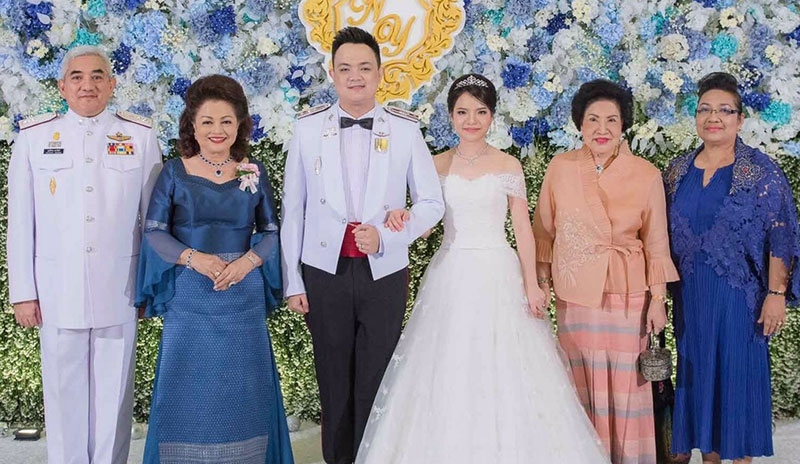 รักหวาน...นานเนา      คุณหญิงอารีย์ ธีระสวัสดิ์ ร่วมอวยพรแก่คู่บ่าวสาวในงานฉลองมงคลสมรสระหว่าง พ.ต.ท.ณรงค์ชัย เอกฉันท์ บุตร พล.ต.ต.พุทธิชาติ เอกฉันท์ รองผู้บัญชาการตำรวจนครบาล -เสาวณี เอกฉันท์ กับ น.ส.วนิษฐา เลาหวิทยะรัตน์ โดยมี ขัตติยา ใจเย็น ร่วมแสดงความยินดี ที่ สโมสรตำรวจ ถนนวิภาวดีรังสิต เขตหลักสี่ 