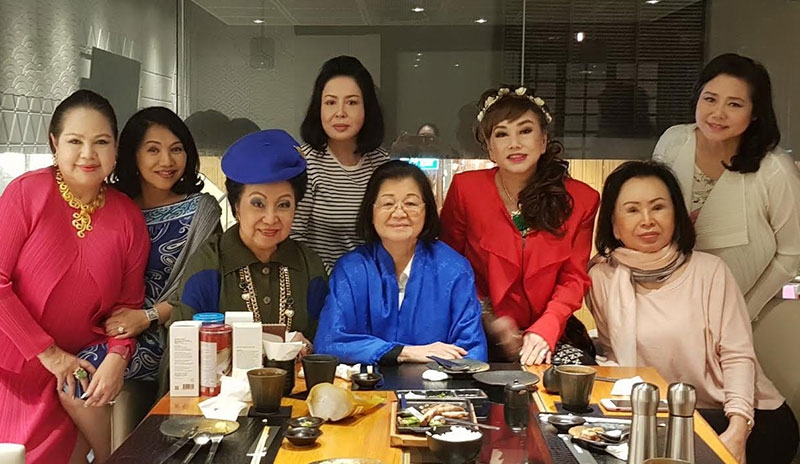 สดใส...สุขสันต์       สุวิมล มหากิจศิริ กัปตันทีม “กลุ่มสาวชาวหงส์ฟ้า” นัดสังสรรค์กระชับมิตรต้อนรับปีใหม่ 2018 โดยมี ดร.เสาวนีย์ เตชะไพบูลย์, ลลิสา จงบารมี, ลาลีวรรณ กาญจนจารี, พอฤทัย ชินวัตร และ ณัฐจงกล น้อมสูงเนิน ร่วมฉลองอย่างอบอุ่นและเบิกบานสราญใจ ที่ ห้องอาหารมูเก็นได ศูนย์การค้าสยามพารากอน