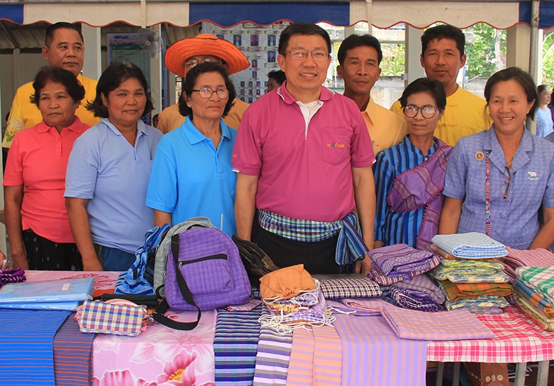 “ไทยนิยม ยั่งยืน” : ดร.สมศักดิ์ จังตระกุล ผวจ.ขอนแก่น เปิด “ตลาดประชารัฐ คนไทยยิ้มได้” จัดสถานที่จำหน่ายสินค้าเกษตร โอท็อป และสินค้าอุปโภค เพื่อสร้างอาชีพ และรายได้แก่ประชาชน ตามแนวคิด “พัฒนาตลาดใหม่ ขยายพื้นที่ตลาดเดิม” ที่ ศาลาประชาคมบ้านหนองเต่า ต.หนองแซง อ.บ้านแฮด จ.ขอนแก่น