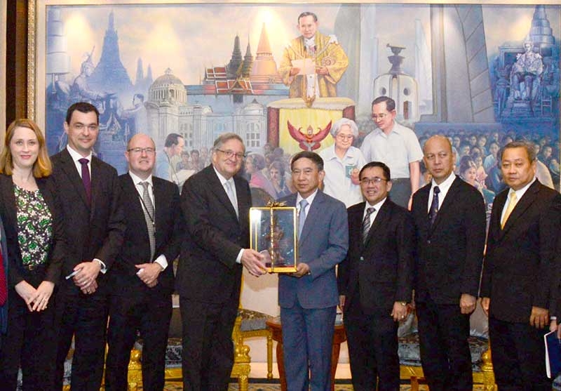 เยี่ยมคารวะ : พล.อ.อ.ประจิน จั่นตอง รองนายกรัฐมนตรี และ รมว.ยุติธรรม 
ต้อนรับ พอล โรบิลลิอาร์ด เอกอัครราชทูตเครือรัฐออสเตรเลียประจำราชอาณาจักรไทย ในโอกาสเข้าหารือข้อราชการร่วมกันในกรอบนโยบายความร่วมมือ
ระหว่างประเทศไทยและเครือรัฐออสเตรเลีย ณ กระทรวงยุติธรรม