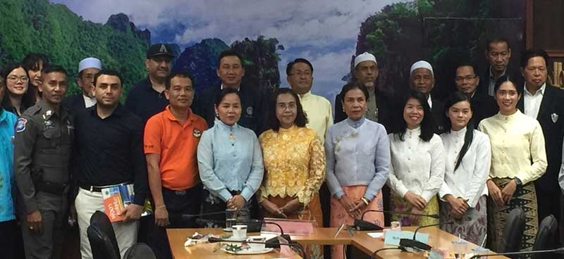 บริบูรณ์ด้วยทรัพยากร : สิทธิชัย ศักดา ผวจ.พังงา ต้อนรับ ดุสิต เมนะพันธุ์ เอกอัครราชทูต ณ คูเวต และคณะสื่อมวลชนของรัฐคูเวต ในการเยือนจังหวัดพังงา เพื่อประชาสัมพันธ์การท่องเที่ยวของจังหวัดพังงา ให้เป็นที่รู้จักแพร่หลาย รวมทั้งนำชมสถานที่ท่องเที่ยวเชิงนิเวศ และเยี่ยมชมวิถีชีวิตชุมชนมุสลิมต้นแบบในพื้นที่ โดยมี ผู้แทนหอการค้า จ.พังงา และ สมาคมธุรกิจการท่องเที่ยว จ.พังงา ร่วมต้อนรับ