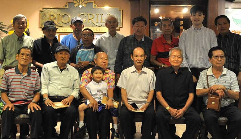 สูงวัย...แต่ไฟยังแรง : ภูมิ เตชะหรูวิจิตร 
หนุ่มเนื้อหอม ทายาทผู้บริหารในเครือเอเชียกรุ๊ป เป็นผู้แทนฝ่ายบริหาร โรงแรมเอเชีย กรุงเทพฯ ต้อนรับ
กลุ่มชมรมช่างภาพสื่อมวลชนอาวุโส ที่มาร่วมสังสรรค์ อาทิ 
ไกรสีห์ นาคประเสริฐ, สุวิทย์ โสรัจชนะ, 
เสริมสุข สุริยศักดิ์, สันติ เตชชีวพงศ์, สายัณห์ พรนันทารัตน์ และ ยิ่งศักดิ์ ตรงต่อศักดิ์ ที่ห้องอาหารบราซิลเลี่ยน “ริโอ กริลล์” โรงแรมเอเชีย ราชเทวี