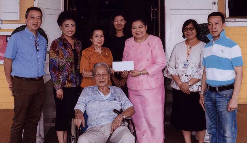 ทำบุญวันเกิด : ฉลวย เลขาพันธ์ อดีต
ผู้พิพากษาสมทบศาลเยาวชน จ.นนทบุรี สร้างกุศลในโอกาสวันคล้ายวันเกิด 
79 ปี โดยมอบเงินบริจาคให้แก่ สายสม 
วงศาสุลักษณ์ ประธานมูลนิธิร่วมน้ำใจต้านภัยเอดส์ เพื่อเป็นทุนการศึกษาให้เด็กกำพร้า บ้านราชวิถี โดยมี สุภโชติ 
เลขาพันธ์ คู่ชีวิต และบุตร กิตติ เลขาพันธ์ พร้อมญาติมิตร ร่วมอนุโมทนาบุญ ที่บ้านราชวิถี เขตพญาไท