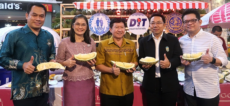 ผลไม้ไทย..อร่อยไม่อั้น : ประกอบ วงศ์มณีรุ่ง รอง ผวจ.ภูเก็ต เปิดงาน “Thailand Amazing Durian and Fruit Fest @ Phuket” บุฟเฟ่ต์ทุเรียนและผลไม้ไทย เพื่อกระตุ้นการบริโภคผลไม้ไทย
และเพิ่มรายได้ให้เกษตรกรชาวสวน โดยมี ฉัตรชัย ศักดิ์ศิลปชัย รองอธิบดีกรมการค้าภายใน และ ประวิช จรรยาสิทธิกุล ปธ.จนท.บห.ศูนย์การค้าจังซีลอน ต้อนรับ ที่ ศูนย์การค้าจังซีลอน ป่าตอง ภูเก็ต
