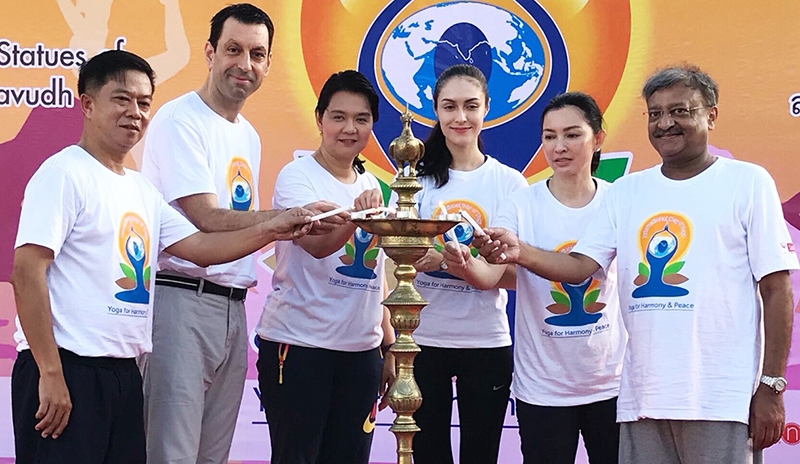 วันโยคะสากล : ภควันต สิงห พิศโนอี เอกอัครราชทูตสาธารณรัฐอินเดียประจำราชอาณาจักรไทย เปิดงาน “วันโยคะสากลครั้งที่ 4” โดยมี สันติ ป่าหวาย
รองปลัด การท่องเที่ยวและกีฬา และ กเวห์ ซาเฮดิ รองเลขาธิการฯ คณะกรรมการ
เศรษฐกิจและสังคมแห่งเอเชียฯ ร่วมงาน ที่ จุฬาลงกรณ์มหาวิทยาลัย

