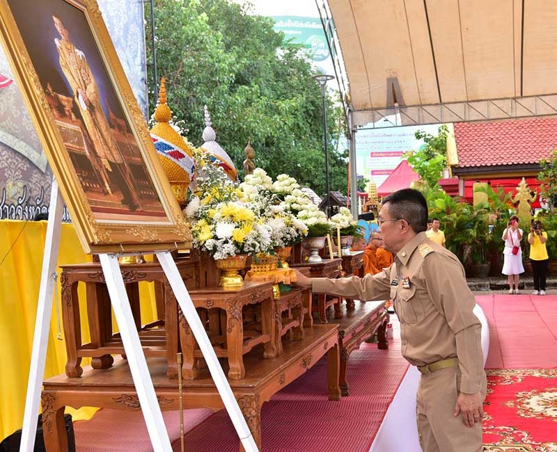 รวมใจใส่บาตร : ดร.สมศักดิ์ จังตระกุล ผวจ.ขอนแก่น นำข้าราชการ พ่อค้า ประชาชนทำบุญตักบาตรวันพระแรกของเดือน ตลอดปี 2561 ถวายเป็นพระราชกุศลแด่พระบาทสมเด็จพระปรมินทรมหาภูมิพลอดุลยเดช และเทิดพระเกียรติสมเด็จพระเจ้าอยู่หัวมหาวชิราลงกรณ บดินทรเทพยวรางกูร ณ ลานศาลหลักเมืองขอนแก่น