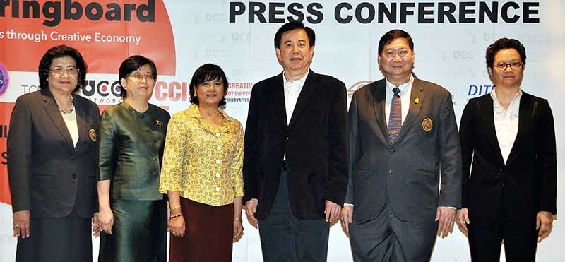 อุตสาหกรรมสร้างสรรค์ : จันทิรา ยิมเรวัต วิวัฒน์รัตน์ อธิบดีกรมส่งเสริมการค้าระหว่างประเทศ แถลงข่าวจัดสัมมนา “SMEs Springboard: Success through Creative Economy” โดยมี รศ.ดร.สมชาย สันติวัฒนกุล และ ผศ.นพ.เฉลิมชัย 
บุญยะลีพรรณ ร่วมงาน ที่ โรงแรมแบงค็อกแมริออท มาร์คีส์ ควีนส์ปาร์ค