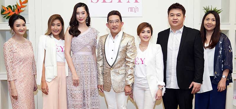 สวยล้ำนำสมัย : กุลิสรา อุดร และ 
ชุตินันท์ รวมพลังเอก ผู้บริหารแบรนด์เครื่องสำอางเซญ่า จัดงานเปิดตัวแบรนด์เครื่องสำอาง SEYA อย่างเป็นทางการ โดยมี อ.คฑา ชินบัญชร, พญ.ปิยอร 
หัสดินทร ณ อยุธยา, ธนภาคย์-
ดวงนภา กาศโอสถ และนางเอกสาว
หน้าหวาน วริฏฐิสา ลิ้มธรรมมหิศร ร่วมยินดี