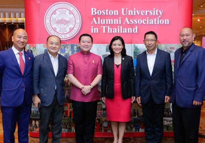 สังสรรค์ 2018 : ฐาปน สิริวัฒนภักดี CEO บมจ.ไทยเบฟเวอเรจ ศิษย์เก่ามหาวิทยาลัยบอสตัน บรรยายในงาน “Dinner Talk - Meet BU Thailand Leader ของสมาคมศิษย์เก่ามหาวิทยาลัยบอสตันในประเทศไทย โดยมี ดร.อารีพงศ์ ภู่ชอุ่ม และ ดร.ธนาวิชญ์ จินดาประดิษฐ์ ร่วมงาน ที่ โรงแรมอินเตอร์คอนติเนนตัล