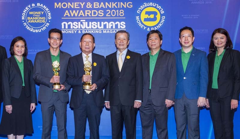 2 รางวัลเกียรติยศ : ดร.วิรัช อภิเมธีธำรง ปธ.คณะ กก.บมจ.อินทัช โฮลดิ้งส์ รับรางวัล “บริษัทยอดเยี่ยมแห่งปี ของตลาดหลักทรัพย์แห่งประเทศไทย” และ “บริษัทยอดเยี่ยมแห่งปี กลุ่มอุตสาหกรรมเทคโนโลยี” จากงาน Money & Banking Awards 2018 โดยมีคณะผู้บริหารร่วมยินดี ที่ โรงแรมดิ แอทธินี โฮเทล แบงค็อก

