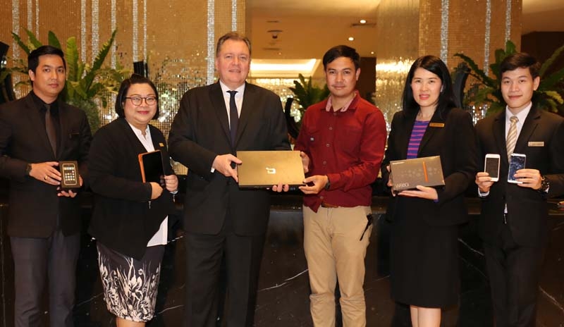 แปลงของเหลือใช้ให้เป็นเงิน : มร.เจมส์ โรเบิร์ต วิลสัน ผจก.ทั่วไป โรงแรมเซ็นทาราแกรนด์ฯ ลาดพร้าว มอบมือถือเก่าที่ผู้บริหาร และพนักงานโรงแรม ร่วมกันบริจาคเข้าร่วมโครงการ “มือถือเก่าไป ชีวิตใหม่มา” เพื่อนำมือถือเก่าที่เป็นขยะอิเล็กทรอนิกส์มีพิษไปรีไซเคิลแปลงเป็นเงินมอบให้องค์กรเพื่อสังคม