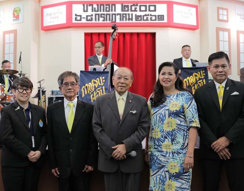 บางกอก 2500 : ไปรยาภรณ์ แข็งแรง กก.ผจก.ศูนย์การค้าพาราไดซ์ พาร์ค จัดมินิคอนเสิร์ตเพลงลูกกรุงจากศิลปินระดับตำนาน โดยมี สุเทพ วงศ์กำแหง และ จิรวุฒิ กาญจนะผลิน พร้อมนักร้องยุคเก่าร่วมแสดง ที่ ศูนย์การค้าพาราไดซ์ พาร์ค
