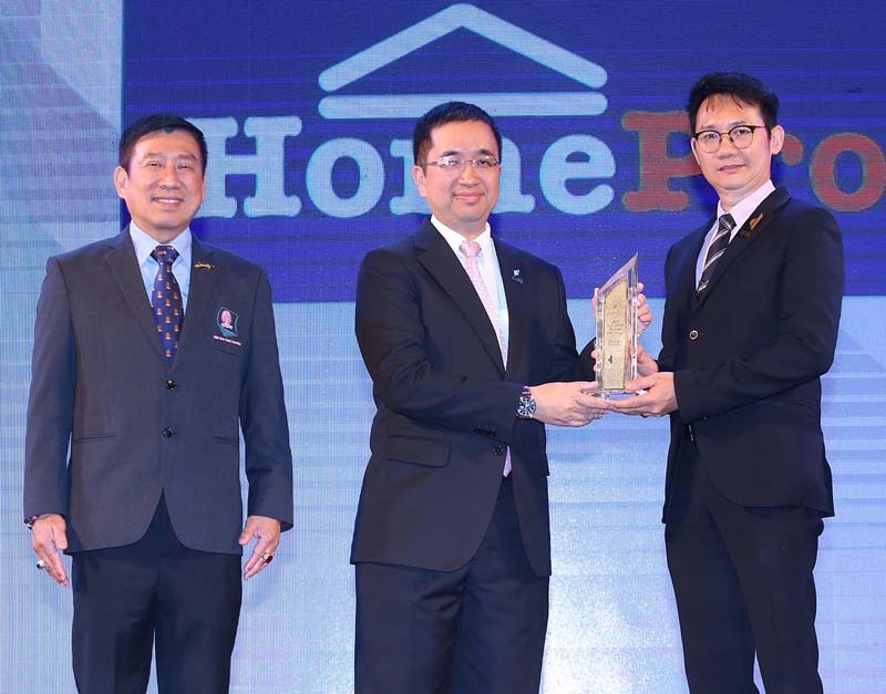 “โฮมโปร” รับรางวัล : สรรเสริญ เรืองสอน ผจก.ทั่วไป บมจ.โฮม โปรดักส์ เซ็นเตอร์ รับรางวัล Drive Award Human Resource จาก รศ.ดร.พสุ เดชะรินทร์ คณบดีคณะพาณิชยศาสตร์และการบัญชี จุฬาฯ ในฐานะองค์กรโดดเด่นภายใต้หลักธรรมาภิบาล
