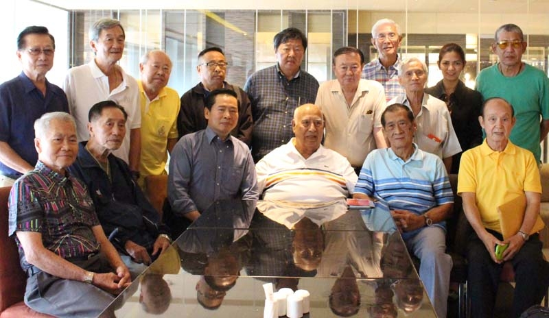 ด้วยรักและผูกพัน : สุทัศน์ พัฒนสิงห์ ผู้ก่อตั้งชมรมช่างภาพสื่อมวลชนอาวุโส ร่วมสังสรรค์ในโอกาสเดินทางจากสหรัฐอเมริกากลับมาพบปะเพื่อนๆ ช่างภาพฯ อาทิ ธนเดช อิงคภัทรางกูร ประธานชมรม, นิยม นาคประเสริฐ, สุวิทย์ โสรัจชนะ, สันติ เตชชีวพงศ์ โดยมี จุฬดา แม่นปืน รอง ผอ.ฝ่ายประชาสัมพันธ์ กลุ่ม MBK โรงแรมและการท่องเที่ยว ต้อนรับ ที่ โรงแรมปทุมวัน ปริ๊นเซส