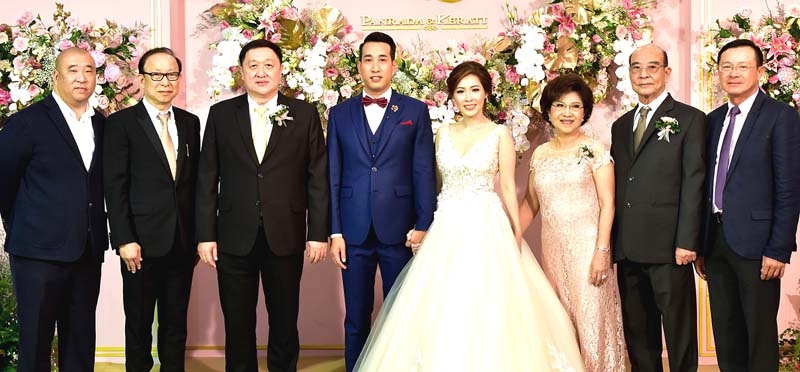 รักมั่น...ยืนยง : ประสงค์ พูนธเนศ ปลัดกระทรวงการคลัง เป็นประธานในพิธี
ฉลองมงคลสมรส ระหว่าง พัณณ์รฏา วัชรสิทธิ์เมธี กับ กีรติ เจียรไพฑูรย์ บุตร เบญจวรรณ-แสวง เจียรไพฑูรย์ กก.ผจก.โรงแรมเดอะ ทวินทาวเวอร์ โดยมีแขกเหรื่อมาร่วมอวยพรในงาน ที่โรงแรมเดอะ ทวินทาวเวอร์ ถนนรองเมือง