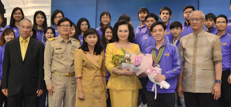 ครั้งที่ 10 : คุณหญิงปัทมา ลีสวัสดิ์ตระกูล ปธ.กก.กองทุนส่งเสริมงานวัฒนธรรม
ยินดีกับคณะนักร้องประสานเสียงเยาวชนไทย ที่ได้รับ 2 เหรียญทอง สาขา Mixed 
Chamber Choirs และ Spiritual ในการแข่งขันการขับร้องประสานเสียง
ชิงแชมป์โลก โดยมี พิมพ์รวี วัฒนวรางกูร อธิบดีกรมส่งเสริมวัฒนธรรม ร่วมยินดี