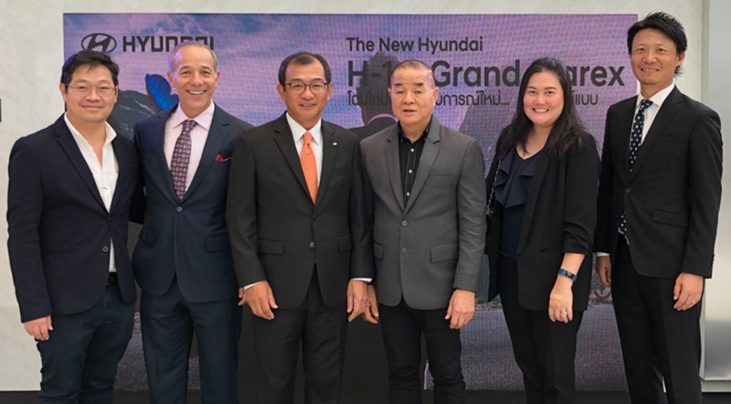 แขกสำคัญ : สมชาย จงพิพิธพร ปธ.กก., วุฒิชัย จงพิพิธพร กก.ผจก. และ เจนจิรา จงพิพิธพร 
รอง กก.ผจก.บริษัท 14 ออโต้คราฟท์ จำกัด ตัวแทนจำหน่ายรถยนต์ Hyundai ร่วมงานเปิดตัวรถยนต์ 
Hyundai รุ่นใหม่ โดยมี Toshihide ANO ประธานกรรมการ Hyundai Motor (Thailand) Co.,Ltd. ต้อนรับ ที่ Pearl Bangkok อาคาร สนง.ใหญ่ บมจ.พฤกษาเรียลเอสเตท ถนนพหลโยธิน
