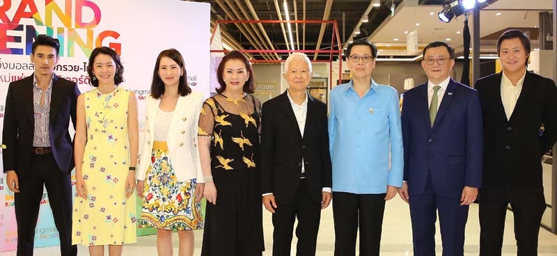 สาขาที่ 29 : พิศิษฐ์ ปัทมสัตยาสนธิ ปธ.กก.บจก.อินเด็กซ์  ลิฟวิ่งมอลล์ ต้อนรับ อำพล อังคภากรณ์กุล รอง ผวจ.นนทบุรี ในพิธีเปิด “อินเด็กซ์ ลิฟวิ่งมอลล์ สาขาบางกรวย-ไทรน้อย” ศูนย์รวมสินค้าเฟอร์นิเจอร์ ของแต่งบ้าน ของใช้ภายในบ้าน เครื่องใช้ไฟฟ้า และบริการอื่นๆครบวงจรเรื่องบ้าน โดยมี ขันทอง อุดมมหันติสุข, กฤษชนก - เอกลักษณ์ - พิชพิมพ์ ปัทมสัตยาสนธิ ร่วมต้อนรับแขกในงาน