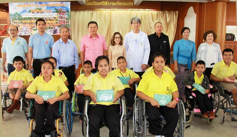 ออกสลากสัญจร : ดร.สมศักดิ์ จังตระกุล ผวจ.ขอนแก่น ต้อนรับ ตุ้มทอง มุสิกรัตน์ รักษาการ ผอ.สำนักงานสลากกินแบ่งรัฐบาล พร้อมคณะผู้บริหาร ที่มาเลี้ยงอาหารกลางวันและตรวจสุขภาพเด็ก ที่ โรงเรียนศรีสังวาล จ.ขอนแก่น ในโอกาสเดินทางไปออกสลาก งวดประจำวันที่ 1 กันยายน 2561 ที่ อบจ.ขอนแก่น