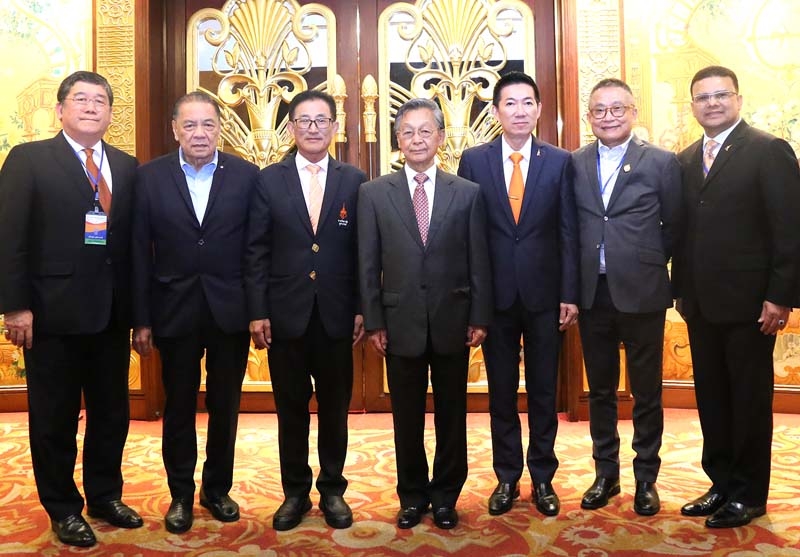 ทูตสุขภาพ : พล.อ.ต.สันติ ศรีเสริมโภค ผู้ช่วยเลขาธิการ ราชวิทยาลัยจุฬาภรณ์ด้านบริการทางการแพทย์ เปิดการอบรมหลักสูตร “Health Ambassador รุ่นที่ 1” 
โดยมี ชวน หลีกภัย อดีตนายกรัฐมนตรี, ชัยวัฒน์ อุทัยวรรณ์ และ ดร.ปรีชา ถิรกิจพงศ์ ปธ.กก.โรงแรม ดิ เอมเมอรัลด์ ร่วมงาน ที่ โรงแรม ดิ เอมเมอรัลด์