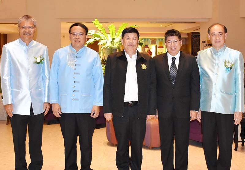 อำลาหน้าที่ : พล.อ.สุรศักดิ์ กาญจนรัตน์ รมว.ทรัพยากรธรรมชาติและสิ่งแวดล้อม เป็นประธานในงาน “Memory of Love : ความทรงจำแห่งรัก” ที่จัดให้แก่ข้าราชการของกระทรวงทรัพยากรธรรมชาติและสิ่งแวดล้อม ผู้เกษียณอายุในปีนี้ เพื่อแสดงความรักและผูกพัน ที่ โรงแรมริชมอนด์ ถนนรัตนาธิเบศร์