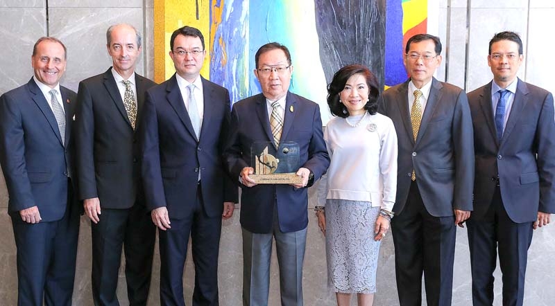 หุ้นยั่งยืน : สุทธิเกียรติ จิราธิวัฒน์ ประธานกรรมการ โรงแรมและรีสอร์ทในเครือเซ็นทารา 
ยินดีกับรางวัล “Thailand Sustainability Investment” ที่โรงแรม ได้รับจากตลาดหลักทรัพย์
แห่งประเทศไทย โดยมี สุพัตรา – ธีระยุทธ-ธีระเกียรติ จิราธิวัฒน์, ดร.รณชิต มหัทธนะพฤทธิ์, เดวิด กู๊ด และ แอนดรู แลงสตั้น ร่วมปลาบปลื้ม ที่ โรงแรมเซ็นทาราแกรนด์ฯ เซ็นทรัลเวิลด์
