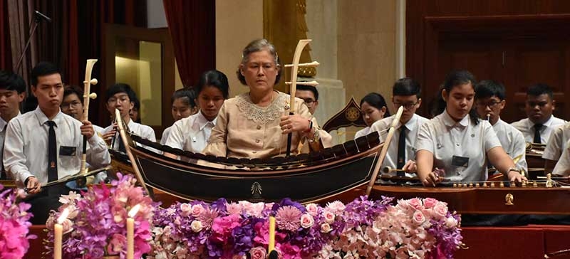 สมเด็จพระเทพรัตนราชสุดาฯ สยามบรมราชกุมารี เสด็จพระราชดำเนินไปในพิธีไหว้ครูดนตรีไทย ของชมรมดนตรีไทย สโมสรนิสิตจุฬาลงกรณ์มหาวิทยาลัย ประจำปีการศึกษา 2561 ซึ่งจัดขึ้นเพื่อแสดงกตเวทิตาต่อครูดนตรีไทย และบำเพ็ญกุศลอุทิศแด่ครูดนตรีที่ล่วงลับไปแล้ว ณ หอประชุม จุฬาลงกรณ์มหาวิทยาลัย ถนนพญาไท เขตปทุมวัน เมื่อวันอาทิตย์ที่ 11 พฤศจิกายน 2561
