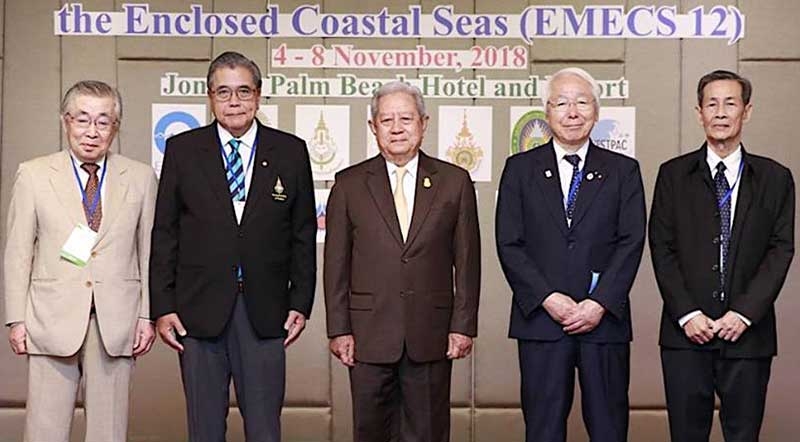 นานาชาติ : พล.อ.สุรยุทธ์ จุลานนท์ องคมนตรี เปิดประชุม “The 12th International Conference 
on the Environmental Management of the Enclosed Coastal Seas (EMECS 12)” แสดง
ผลงานทางวิชาการและเสนอการจัดการเพื่อพัฒนาระบบท้องทะเลอย่างยั่งยืน โดยมี ศ.ดร.เปี่ยมศักดิ์ 
เมนะเศวต และ ศ.ดร.สนิท อักษรแก้ว ร่วมงาน ที่ โรงแรมจอมเทียนปาล์มบีชรีสอร์ท พัทยา