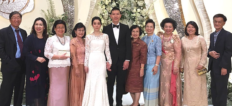 รักมั่นมิคลาย : ดร.ธวัช - อภิญญา ถาวรธวัช ประธาน และ กก.ผจก.บจก.ซี.ที.แลนด์ และบริษัท
ในเครือ อวยพรแก่คู่บ่าวสาวในงานฉลองสมรสบุตรชาย วุฒิพล ถาวรธวัช กับ เจนสิรี อีศพรรค์ 
หลานสาวของ สิริพงษ์ - พัชรนันท์ หริพจน์ทวีกุล ที่ โรงแรมเดอะควอเตอร์ อารีย์ กิจการของครอบครัว
ฝ่ายชาย โดยมี เพชรรัตน์ เอกแสงกุล และเพื่อนบัญชีธรรมศาสตร์ของคุณแม่เจ้าบ่าว ร่วมยินดี
