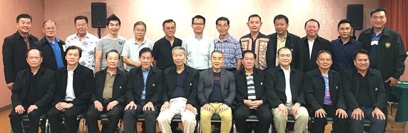 ชมรม สุดกลมเกลียว : สมชาย จงพิพิธพร ประธานชมรมสุขสวัสดิ์ 14 จัดประชุมคณะกรรมการบริหารชมรม สมัยที่ 12 ครั้งที่ 4 เพื่อปรึกษาหารือเรื่องการเตรียมจัดประชุมเลือกตั้งของคณะกรรมการบริหารชมรมสุขสวัสดิ์ 14 ชุดใหม่ แทนชุดเก่าที่จะครบวาระการทำงาน และเตรียมการจัดงานลี้ยงฉลองส่งท้ายปีเก่าต้อนรับปีใหม่ ให้กับคณะสมาชิกกว่า 200 คน พร้อมสรุปการทำกิจกรรมต่างๆ เพื่อสังคมตลอดรอบปีที่ผ่านมา โดยมี พ.ต.อ.พุฒิพงศ์ ภู่เพียนเลิศ กรรมการกิตติมศักดิ์ เข้าร่วมการประชุม ที่ ครัวเจ๊ง้อ ถนนพระรามที่ 2