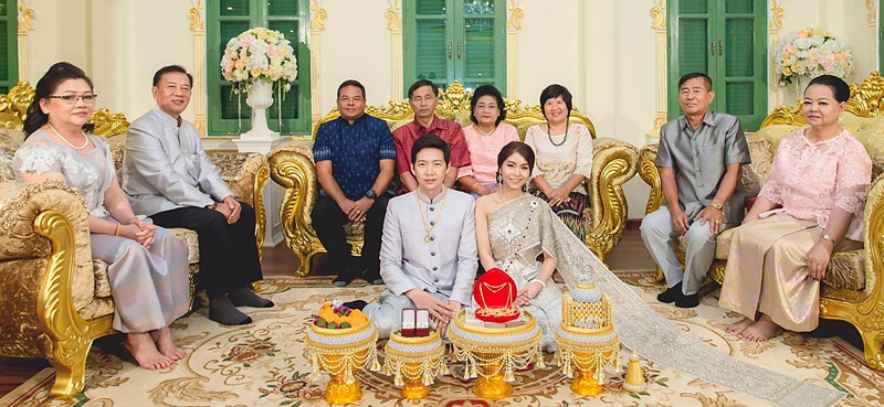 รักยืนยง...คงมั่นนิรันดร : ธนวัฒน์ คณานิธิกุล พร้อมครอบครัว ยกขบวนขันหมากสู่ขอ 
วราภรณ์ เพ็ชรยืนยง ธิดา พัฒนพงษ์ - สมจิตร เพ็ชรยืนยง โดยจัดพิธีหมั้นอย่างสมเกียรติ ที่ 
วิภาวดีพาเลซ และงานเลี้ยงฉลองมงคลสมรส ที่ สโมสรตำรวจ ถนนวิภาวดีรังสิต ท่ามกลางญาติมิตรที่มาร่วมอวยพรและแสดงความยินดีอย่างอบอุ่นด้วยบรรยากาศที่เต็มไปด้วยความปีติยินดี