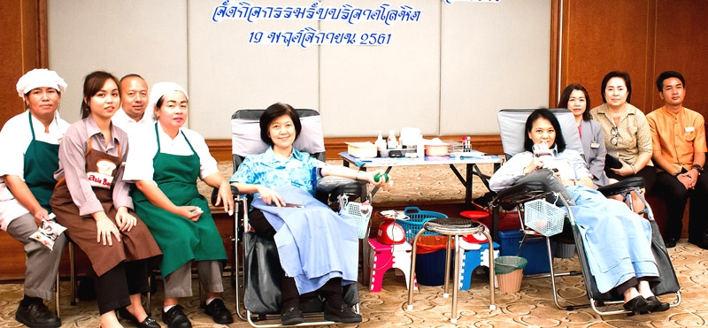 สร้างกุศล : พรพรรณ ตันอริยกุล กรรมการรองผู้อำนวยการ บมจ.เอเชียโฮเต็ล และ อ้อยทิพย์ เหราบัตย์ 
นำทีมผู้บริหารโรงแรมเอเชีย พร้อมด้วยพนักงานและประชาชนทั่วไป ร่วมกันบริจาคโลหิตประจำปี ให้แก่ 
โรงพยาบาลศิริราช เพื่อช่วยเหลือชีวิตเพื่อนมนุษย์ที่มีความจำเป็นต้องการ
ใช้โลหิต ที่โรงแรมเอเชีย ราชเทวี