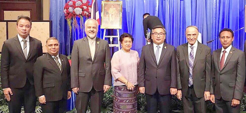 วันเอกราช : ทักสบิลกุล ทูเมอคูเลค เอกอัครราชทูตมองโกเลียประจำราชอาณาจักรไทย จัดงานฉลองครบรอบวันเอกราชมองโกเลีย โดยมี โมห์เซน โมฮามาดี ออท.สาธารณรัฐอิสลามอิหร่าน, โจอาควิม อามารัล ออท.สาธารณรัฐประชาธิปไตยติมอร์-เลสเต และ ผศ.ดร.พลับพลึง พงศ์ชนะ ที่ปรึกษาฯ อนุกรรมาธิการฝ่ายศาสนาศิลปวัฒนธรรมฯ ของรัฐสภา ร่วมงาน ที่ โรงแรมแชงกรี-ลา