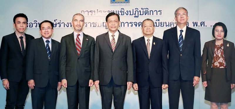 วิพากษ์ : พงศธร สัจจชลพันธ์ ผช.รมต.ยุติธรรม เปิดการประชุม “ร่าง พ.ร.บ.การจดทะเบียนคู่ชีวิต พ.ศ...” โดยมี พล.ต.อ.ดร.เรืองศักดิ์ จริตเอก ที่ปรึกษา รมว.ยุติธรรม, ศ.(พิเศษ) วิศิษฏ์ วิศิษฏ์สรอรรถ และ ฟรานซิสโก วาซ แพตโต ออท.สาธารณรัฐโปรตุเกส ร่วมงาน ที่ โรงแรมมิราเคิล แกรนด์ คอนเวนชั่น