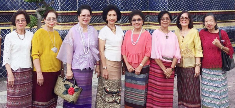 สาว “สิงห์ดำ” : ศิษย์เก่ารัฐศาสตร์ จุฬาฯ รุ่น 2505 อาทิ ลักษมี เยาหะรี, สมจินตนา เพชรสว่าง, มุกดา ไทยทอง, คุณหญิงผะอบทิพย์ ศาตะมาน, ศิวนาถ สุชาดา, ลาวัลย์ เยาหะรี, ศิวนาถ สายสมบูรณ์ และ ดวงมาลย์ ศิลปอาชา ศิษย์เก่านิติศาสตร์ จุฬาฯ พร้อมใจกันแต่งชุดไทยเที่ยวงานสมโภชพระอาราม 230 ปี วัดพระเชตุพนวิมลมังคลารามราชวรมหาวิหาร (วัดโพธิ์) ย้อนยุคสมัยรัตนโกสินทร์