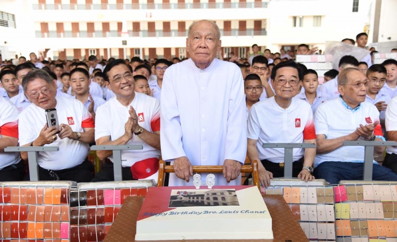 อวยพรวันเกิด : ภราดาหลุยส์ วิริยะ ฉันทวโรดม ที่ปรึกษาผู้อำนวยการโรงเรียนอัสสัมชัญ ตัดเค้กในโอกาสวันคล้ายวันเกิดครบรอบ 85 ปี พร้อมทั้งร่วมชมการแปรอักษรของนักเรียนอัสสัมชัญ โดยมี ดร.วัลลภ เจียรวนนท์ นายกกิตติมศักดิ์ สมาคมอัสสัมชัญ, ปิยะบุตร ชลวิจารณ์ นายกสมาคมอัสสัมชัญ พร้อมด้วยศิษย์เก่าและศิษย์ปัจจุบัน ร่วมกิจกรรมงานอวยพรวันเกิด 85 ปี บราเดอร์หลุยส์ ที่ โรงเรียนอัสสัมชัญ ถนนเจริญกรุง เขตบางรัก เมื่อวันจันทร์ที่ 26 พฤศจิกายน 2561