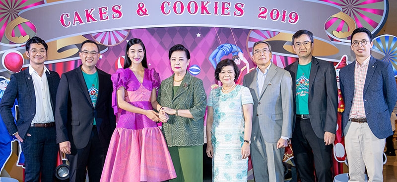 ฉลอง 45 ปี “เอส แอนด์ พี” : ภัทรา ศิลาอ่อน ปธ.กก.บมจ.เอส แอนด์ พี ซินดิเคท จัดงาน “S&P Cake & Cookies 
2019” จัดแสดงเค้กยักษ์ “ม้าหมุน Merry-Go-Round” ความสูง 2.1 เมตร พร้อมสินค้าคอลเลคชั่นใหม่ 2019 และโปรโมชั่นพิเศษมากมายเพื่อต้อนรับเทศกาลแห่งความสุขที่จะมาถึง โดยมี ประเวศวุฒิ-เกษสุดา-ปราการ-ธีรกรณ์ ไรวา, 
วิทูร-กำธร ศิลาอ่อน และ เขมนิจ จามิกรณ์ ร่วมงาน ที่ ลานกิจกรรมเวิร์คแอนด์เพลย์ ศูนย์การค้าเซ็นทรัลแกรนด์ พระราม 9