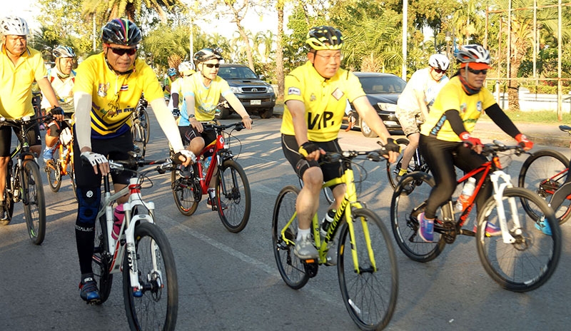 ซ้อมใหญ่ “Bike อุ่นไอรัก” : ดร.สมศักดิ์
จังตระกุล ผวจ.ขอนแก่น และ สันติ 
เหล่าบุญเสงี่ยม รอง ผวจ.ขอนแก่น พร้อม
ข้าราชการและประชาชน ประมาณ 
1 พันคน ร่วมการซ้อมปั่นในเส้นทางจริง 
เพื่อตรวจสอบสภาพรถและสภาพร่างกาย 
โดยเริ่มที่สวนสาธารณะบึงทุ่งสร้าง
ถ.จอมพล ต.ในเมือง อ.เมือง จ.ขอนแก่น
และปั่นจักรยานผ่านไปแต่ละจุดระยะทาง
ประมาณ 24 กิโลเมตร