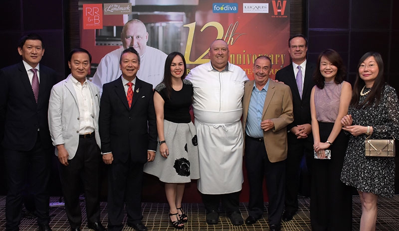 ฉลอง 12 ปี : มร.ฟรานซิส ซิมเมอร์แมน 
ผจก.ทั่วไป โรงแรมแลนด์มาร์คฯ จัดงาน
ฉลองครบรอบ 12 ปี แห่งความสำเร็จของห้องอาหาร “Rib Room & Bar Steakhouse” โดยมี ม.ล.ศิริเฉลิม 
สวัสดิวัตน์, อนิรุทธ โปษะกฤษณะ, 
ดอลล่าล์ เผ่าสวัสดิ์, น้ำทิพย์ ชินธรรมรักษ์ 
และลูกค้าพร้อมพันธมิตรร่วมงาน ที่ ห้องอาหารริบรูม แอนด์ บาร์ สเต็กเฮ้าส์ 
ชั้น 31 โรงแรมแลนด์มาร์ค กรุงเทพฯ